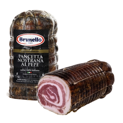 Pancetta stagionata arrotolata al pepe metà